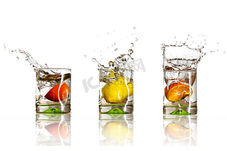 冰块杯水摄影照片_与溅柑橘类水果饮料