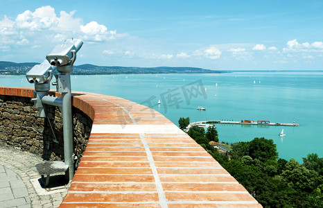 蒂豪尼摄影照片_从蒂豪尼半岛，匈牙利的巴拉顿湖的全景图