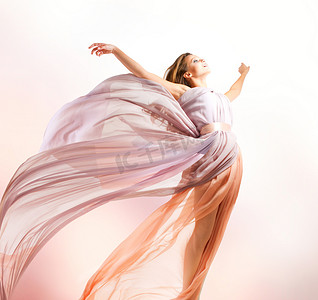 灵异小说封面摄影照片_美丽的女孩在吹裙子飞