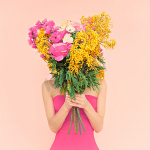 嘉年华广告摄影照片_她手中的花束的女孩。花，春天，罗姆人