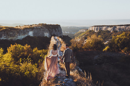 新娘和新郎在山里散步