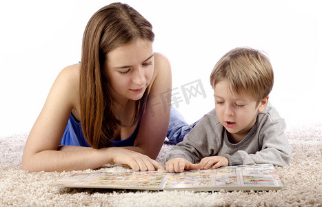 母亲和儿童阅读的图画书