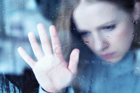 报警窗口摄影照片_忧郁和悲伤的女孩在雨中的窗口