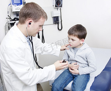 医生检查生病的小男孩