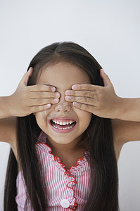 一个年轻的女孩覆盖她的眼睛
