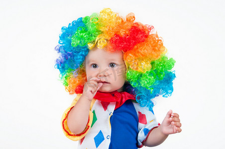 儿童小彩虹摄影照片_儿童小丑红鼻子五彩假发与球