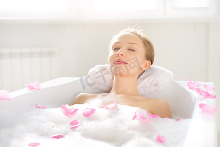 泡泡摄影照片_一个有吸引力的女孩轻松在浴