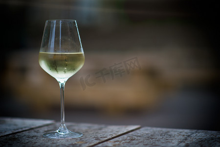 浪漫背景设计摄影照片_彩色图像的冷冻的白酒在玻璃，副本空间