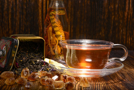 茶道背景摄影照片_茶成分与一条蛇在一个木制的背景