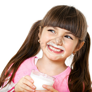 微笑女孩与一杯牛奶