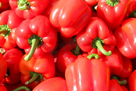 新鲜红辣椒在农贸市场大堆