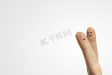 情侣拥抱的快乐手指表情与爱.