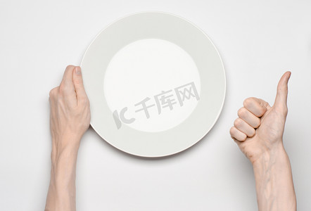 餐厅和食品主题: 人类的手空白色背景上的白板上在孤立的工作室顶视图中显示的姿态