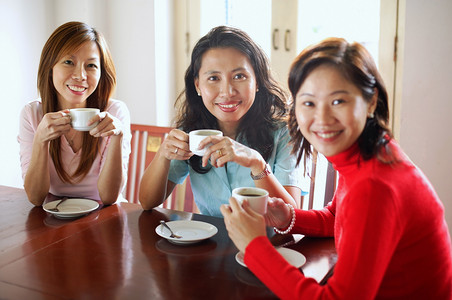 妇女在咖啡馆与杯