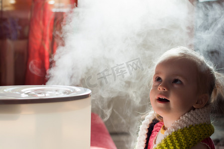 空气和水摄影照片_婴儿和加湿器