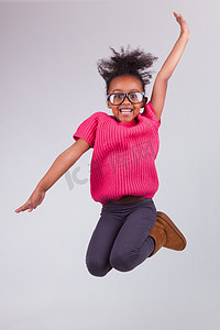 扭秧歌的女孩摄影照片_跳跃的年轻非洲裔美国女孩的肖像