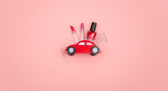 口红、 指甲油和异型车玩具 