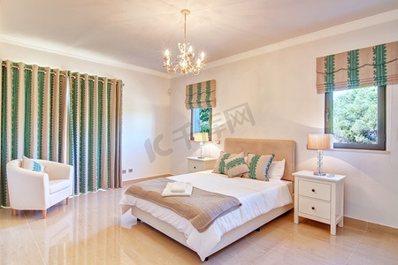 空卧室摄影照片_美丽的装饰卧室。在色度的绿色.