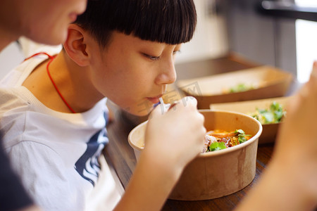 香港生活摄影照片_中国母亲和儿子在餐厅