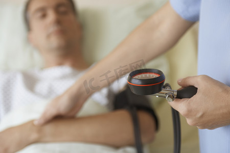 护士以血压和脉搏 