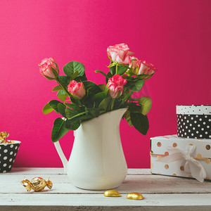 信封的页眉页脚摄影照片_rose flower bouquet with chocolate