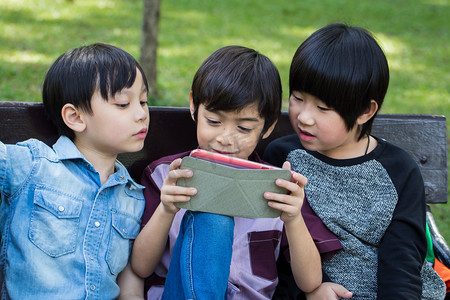 三个小帅哥看 ipad 平板电脑和玩游戏
