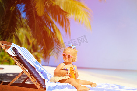 可爱的小女孩，与防晒霜在海滩