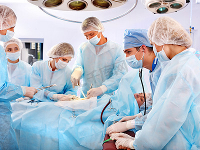医疗队员摄影照片_外科医生在手术室工作.