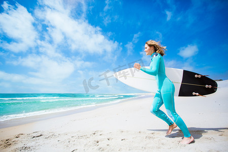 在海滩上冲浪的女孩