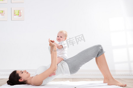 体操室内摄影照片_母亲和婴儿体操