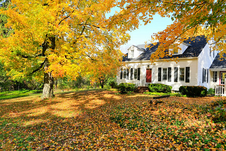 在秋季期间的经典新英格兰美国房屋外墙.