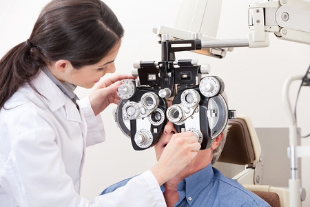 视光师做视力测试