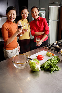三个女人在厨房里