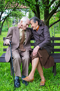 可爱的 80 加岁已婚夫妇摆姿势让你在他们的花园中的一幅肖像。永远爱概念.