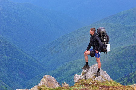 风景摄影照片_站在一块岩石上的旅游