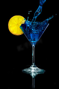 党组织摄影照片_蓝色的马提尼涌入马提尼杯饰柠檬