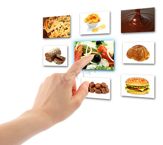 水果介绍摄影照片_女人的手使用触摸屏界面与食物