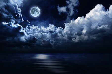 Moon摄影照片_Full moon in night sky over water