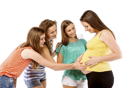女孩摸孕妇的肚子
