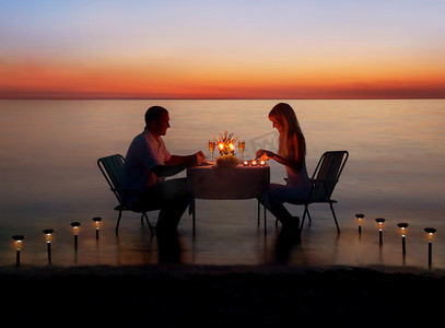 一顿晚餐摄影照片_对夫妇分享一顿浪漫的晚餐