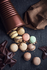 咖啡甜点摄影照片_法国的多彩杏仁饼。卡布奇诺咖啡、 巧克力和坚果的味道。餐厅或咖啡馆的气氛。复古。老式