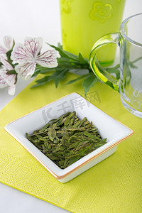 松绿茶叶与鲜花