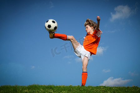 踢踢足球的孩子