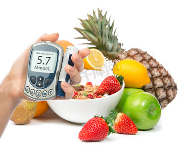 饮食保健摄影照片_糖尿病糖尿病概念血糖仪在手和健康组织