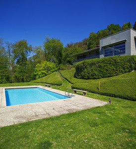 在现代的房子，在夏天，游泳池