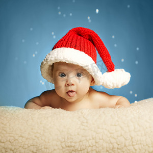 圣诞帽的婴儿摄影照片_圣诞老人帽的小可爱女孩
