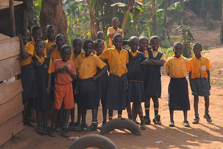 非洲儿童生活在一个贫困村庄附近坎帕拉