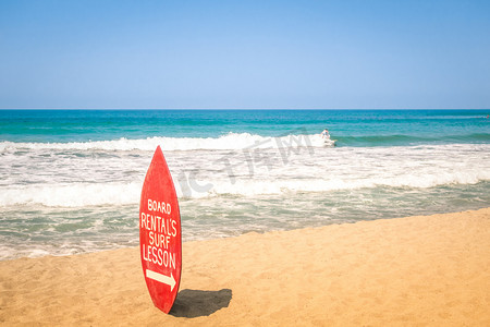 孔板摄影照片_在专属海滩-冲浪学校航点的冲浪板