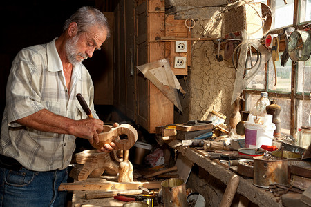 手绘锤子摄影照片_木材工人的旧棚子