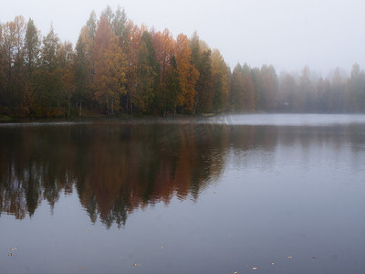 湖上的雾的早晨